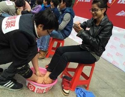 最牛年终奖--广州某软件公司高管为员工洗脚比